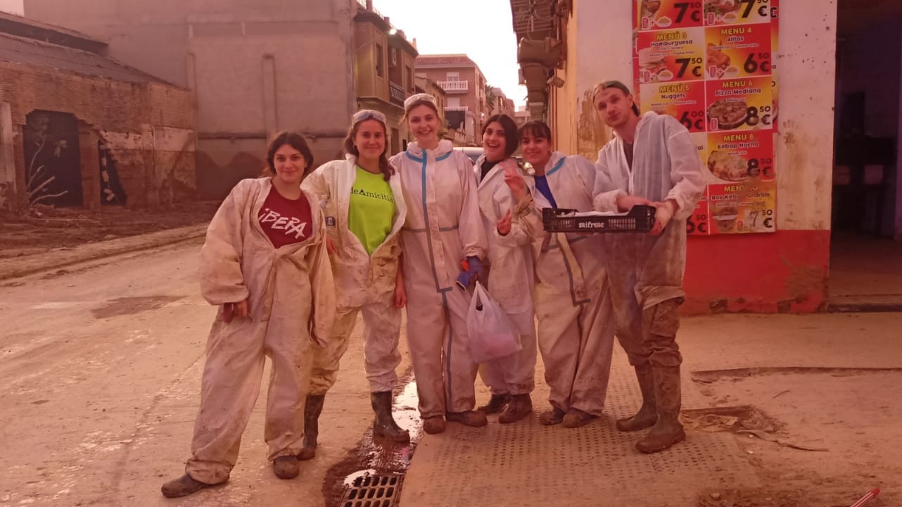 Voluntariado sonriendo tras limpieza tras la DANA en Valencia
